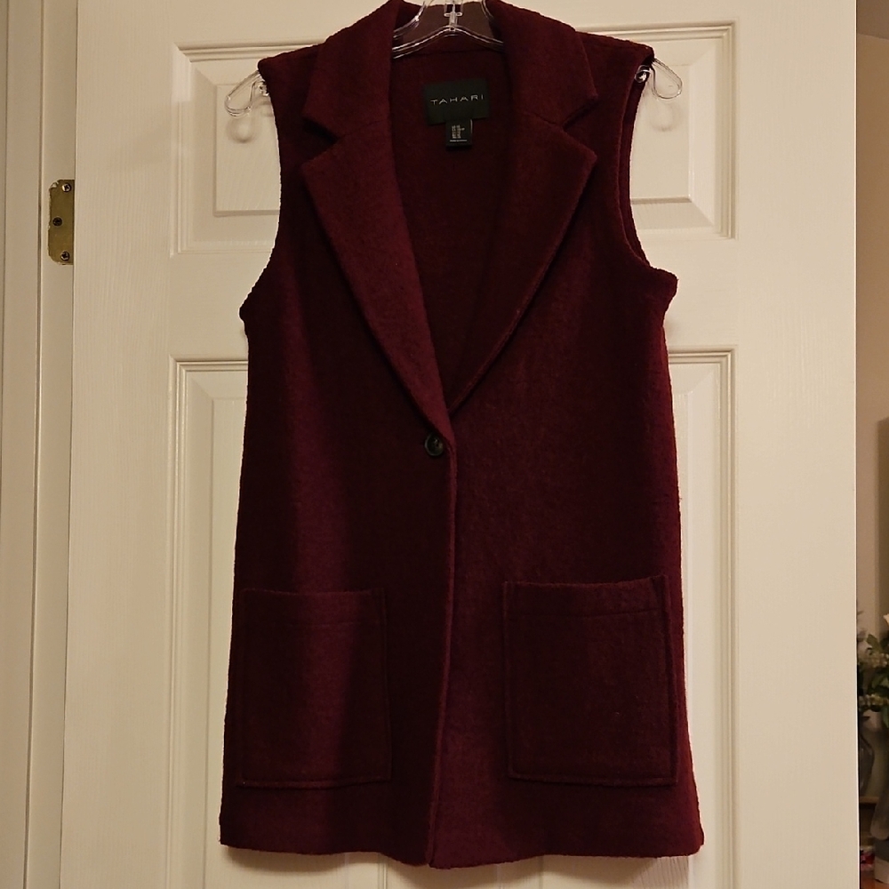 🌟Tahari Burgundy Sleeveless Vest🌟
